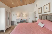 SunSalt Cottage~5 min to Beach, Shops & Restaurants~PrivatePool