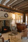 Cozy cottage for two on the prestigious Courtomer Estate — pets welcome! Hotels in Courtomer
