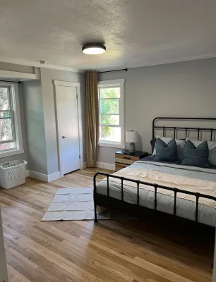 Heart of Boise-Close to St. Luke's-Charming 2 bedroom-Fully furnished/utilities Hotels in Southeast Boise