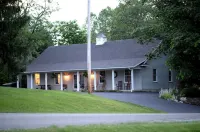 Spacious 2 BR home, just minutes from Berlin, OH. Hotels in Berlin Township