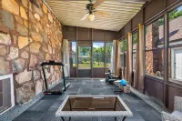 Upscale Mid-Century Charmer! 3-bdrm house w/AC and fitness room in Springfield