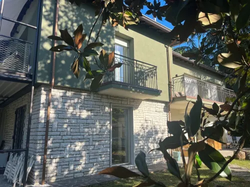 Elegant apartment, villa surrounded by greenery a stone's throw from the lake and the village 加爾達住宿飯店