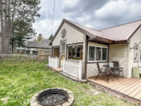 Retro Moose Cottage - Home in Lake City Hotels in Missaukee County