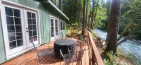 Newly remodeled off grid river cabin with full services including WiFi