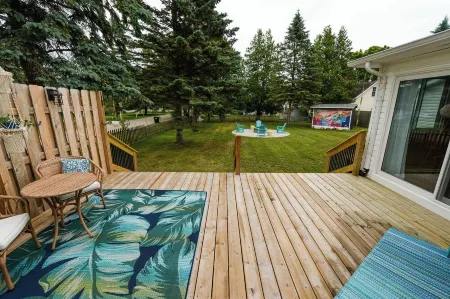 Colorful & Fun 3br/2ba GEM in East Tawas - Close to Sand, Shops, and Sunrises!