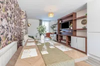 Luxury Retreat for 10 with Hot Tub and Spacious Garden 페일스워쓰 호텔