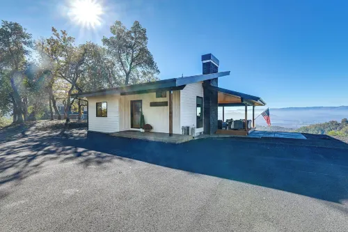Dreamy Hilltop View: Roseburg Retreat w/ Hot Tub! - 4つ星