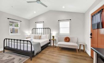 The Grove B Stylish Cottage - Walk to Main