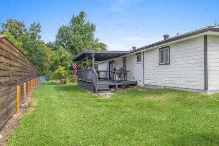 New-Bright-Stylish-City Center 4 Bedroom 3 Bath Home with Office Отели рядом с достопримечательностью «Crying Eagle Brewing Company»