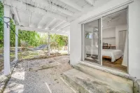 Lovely 1 bedroom, steps from the beach, car available