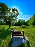 Farm Stay Hot tub Pond Nature Views Near Dwntwn Hotels in 