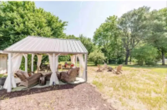 Charming Magnolia Cottage with Hot Tub Near Liberty & Downtown