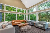 Treehouse: Hot Tub! Firepit! Cozy, Secluded, + Spacious.