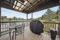 Private & Peaceful Lakehouse w/ Hot tub + King bed Hotels in Susquehanna County