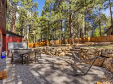 Mountain Fun w/Hot Tub, Game Areas, Huge Yard, Waffle Bar! Pet Friendly 卡馳納山莊酒店