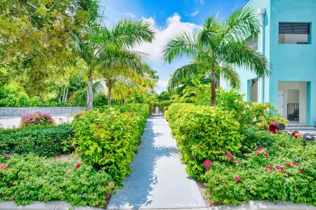 Modern 2 Bed walking distance to the beach