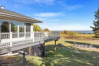 Panoramic Lake View Retreat with Firepit! Centrally Located on Wine Trail!