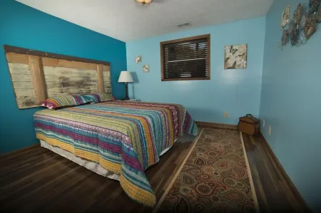 Hocking Hills Cottage Nestled in Rock Formations