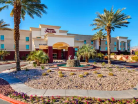 แฮมป์ตัน อินน์แอนด์สวีทส์ ปาล์มเดสเซิร์ต โรงแรมในปาล์มดีเซิร์ท
