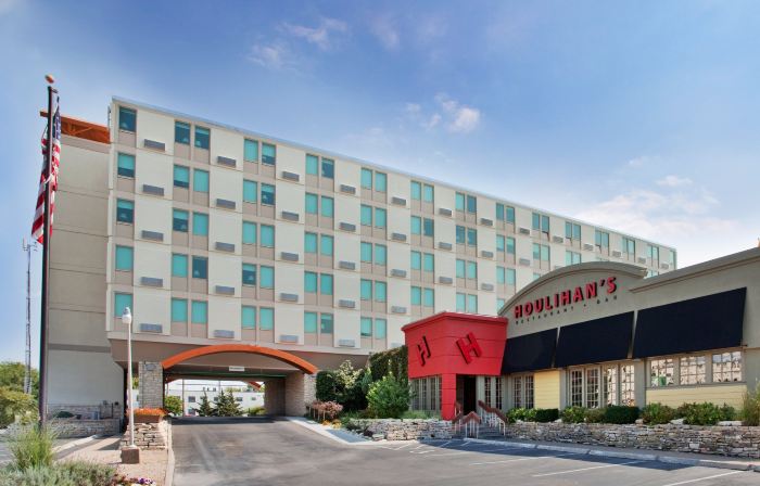 Holiday Inn MANHATTAN AT THE CAMPUS by IHG