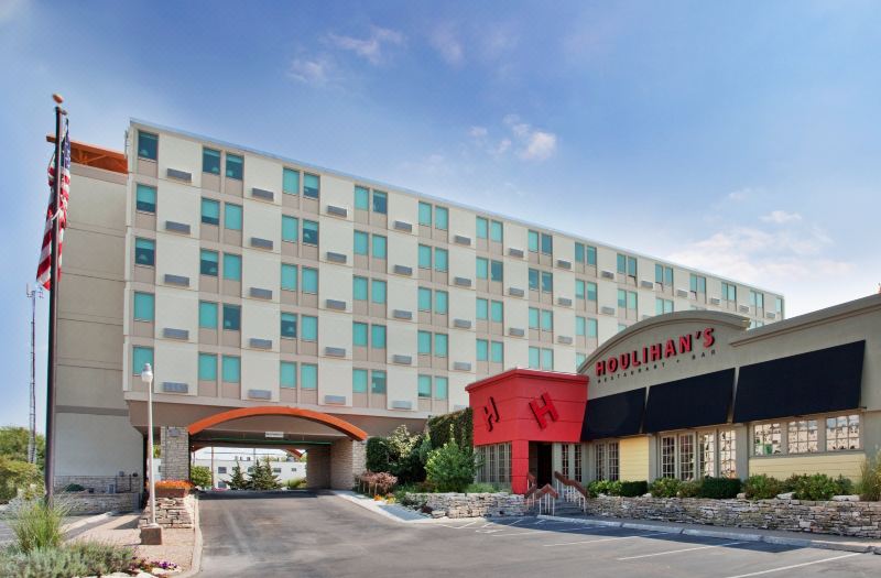 Holiday Inn Manhattan AT THE Campus by IHG