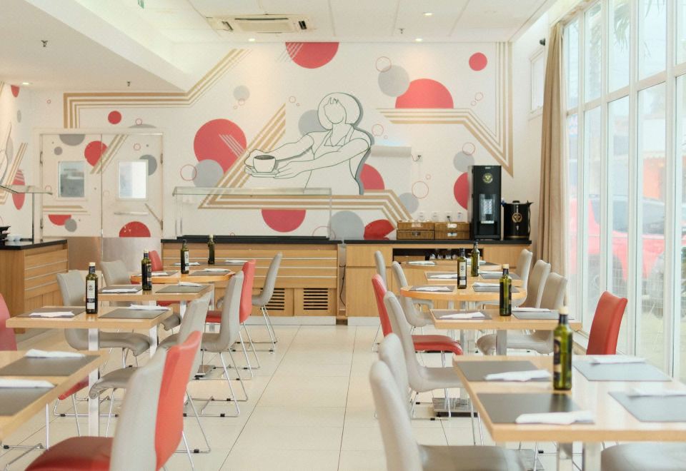 이비스 페이라 데 산타나 내부 시설