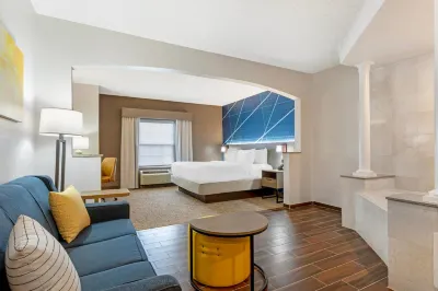 Comfort Suites East Brunswick - South River Hotels in der Nähe von Cheesequake State Park