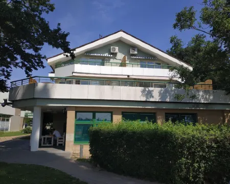Apartmány Puerto Hotels in Senec