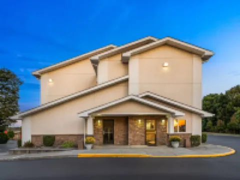 Super 8 by Wyndham Latham/Albany Airport コロニーのホテル