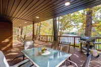 Hocking Hills Lake Gem w/ Hot Tub, Dock, 100 Acres - balcony