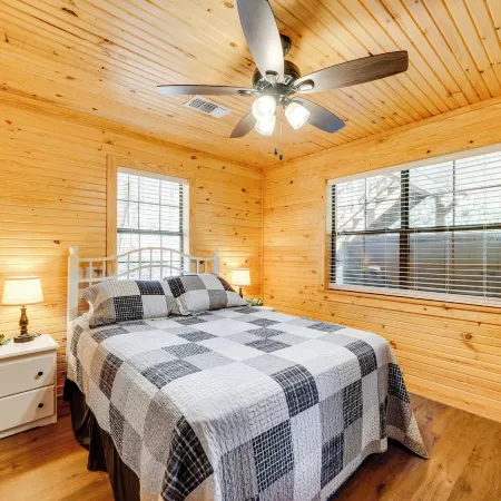 Cabin w/ Private Hot Tub: 2 Mi to Broken Bow Lake!