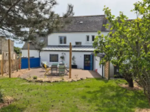 Maison Ti Laouen Entre Bourg et Plage au Calme Avec 3 Chambres et du Jardin Hotels in Plouhinec