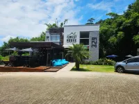 Foresthouse Beach Hostel Hotels near Canajure Beach