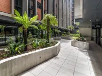 Chic 3-Bed in Central with Pool, Sauna and Gym Hotels in Braddon