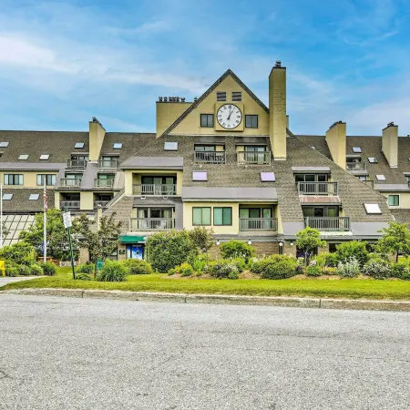 Walk to Lifts and Village! Killington Mountain Condo