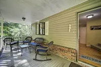 Brevard Retreat ~ 3 Mi to Downtown! - parking