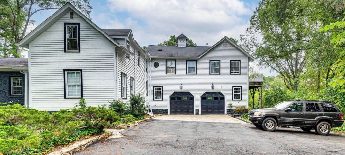Spacious Durham Home w/ Fire Pit & Hot Tub! Отели в г. Траянгл