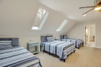 2 Mi to Tims Ford Lake! Cozy Cottage w/ Fireplace - 3-Star