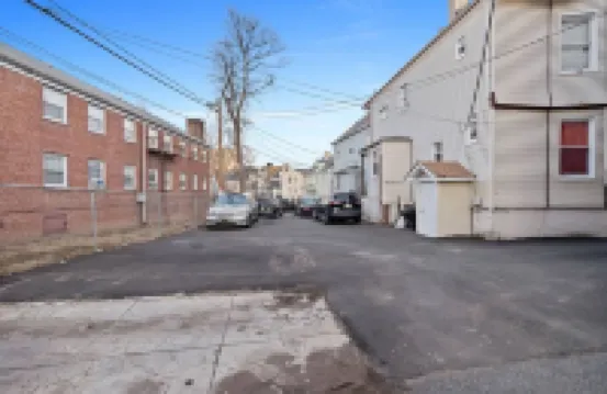 Modern 2BR Near NYC With Free Parking Workspace