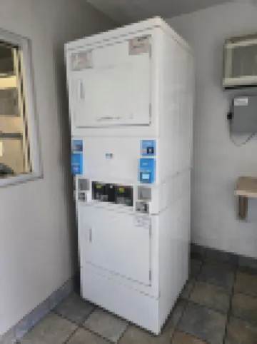 Super 8 by Wyndham Tracy