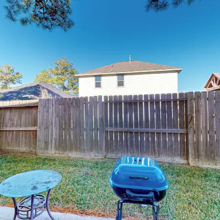 3 Mi to Downtown Conroe: Updated Townhome w/ Yard