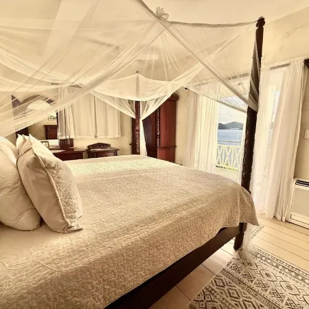 Artistically Designed Home with Huge Ocean Views, Small Dipping Pool and Hot Tub