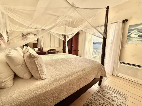 Artistically Designed Home with Huge Ocean Views, Small Dipping Pool and Hot Tub