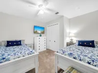 3 Blks to Beach, Close to Shopping! Screened Porch! 1 King/2 Twins/Sofa Sleeper!