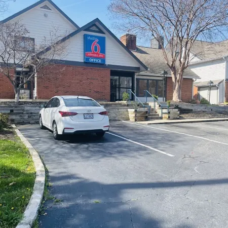 Studio 6 Extended Stay - Greensboro, NC Отели рядом с достопримечательностью «Гринсборо Колизей»