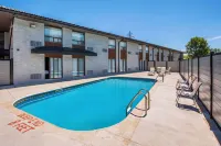 Quality Inn - Pools
