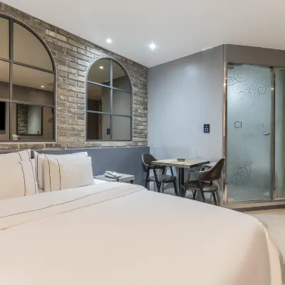 Crown Hotel Hotels near Star Hill Resort