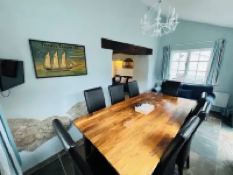 Charming  Listed Thatched Cottage with parking and short walk to sandy beach . Hotels in Crantock