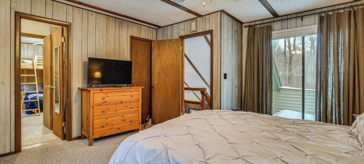 Poconos Retreat in The Hideout Lake Community! Hotels in Wayne County