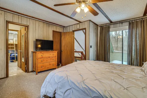 Poconos Retreat in The Hideout Lake Community! - Wifi